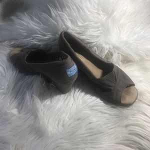 TOMS gray wedge heels in SZ 6.5